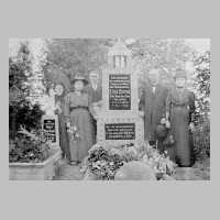 112-0022 Hermann, Ida und Egon Persian mit Meister Conrad und Gattin am Grab des Sohnes Erich.jpg